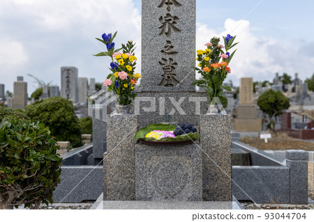 Obon offerings and graves with beautiful flowers Obon offerings and graves with beautiful flowers 93044704