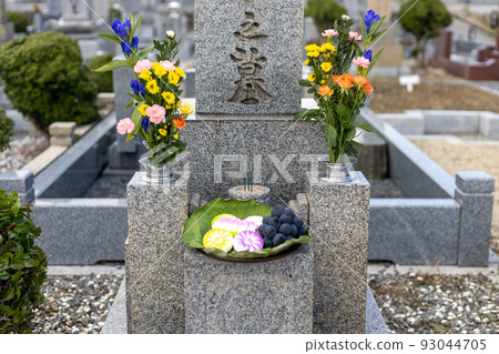 Obon offerings and graves with beautiful flowers Obon offerings and graves with beautiful flowers 93044705