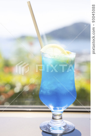 Delicious cream soda to drink in the middle of summer 93045088