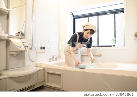 打掃衛生間的房子清潔女工 93045861