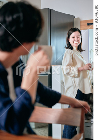 Young couple relaxing in the dining kitchen 93046390