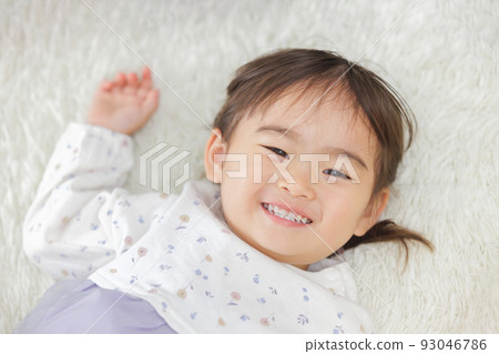 girl lying down 93046786
