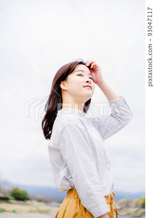 Outdoor portrait of a young woman 93047117