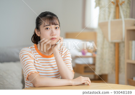 坐在客廳裡微笑的年輕女人 93048189