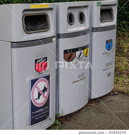 公園裡的垃圾桶。可燃垃圾、瓶、罐、PET瓶1 93048244