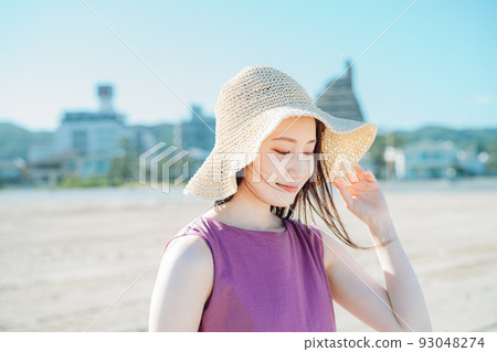 年輕女子在沙灘上放鬆 93048274
