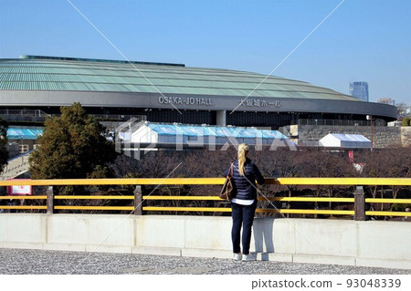 大阪城大廳和外國遊客 93048339