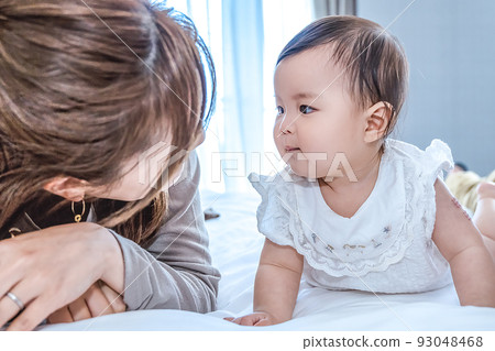 Close family relaxing in bed 93048468