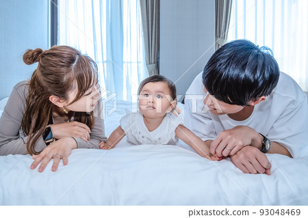 Close family relaxing in bed 93048469