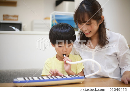 練習鍵盤口琴的父母和孩子 93049453