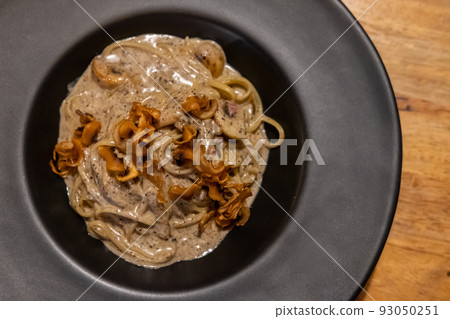 Black truffle spaghetti served on plate 93050251