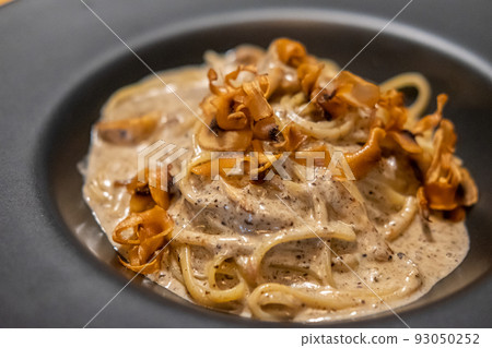 Black truffle spaghetti served on plate Black truffle spaghetti served on plate 93050252