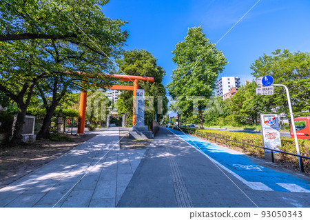 日本川崎市景 8月/夏季 川崎 稻毛神社（右側人行道已設置藍色自行車道） 93050343