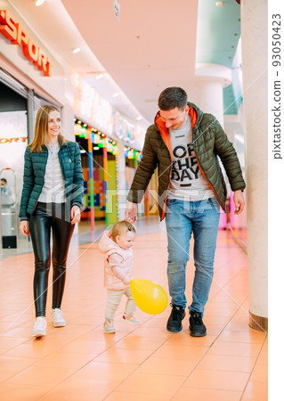 family parents child daughter shopping mall sports family parents child daughter shopping mall sports 93050423