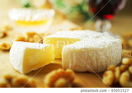 Camembert cheese cut and red wine 93051527