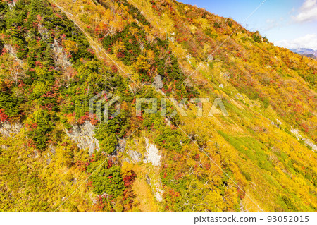 秋天的立山黑部阿爾卑斯山脈路線上立山索道的景色 93052015