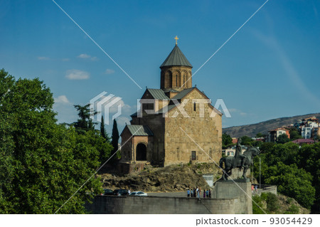 Famous Metekhi church with King Vaghtang statue Famous Metekhi church with King Vaghtang statue 93054429