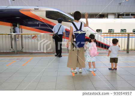 Parents and children seeing off the Shinkansen. Scenery of Tokyo Station. Parents and children seeing off the Shinkansen. Scenery of Tokyo Station. 93054957