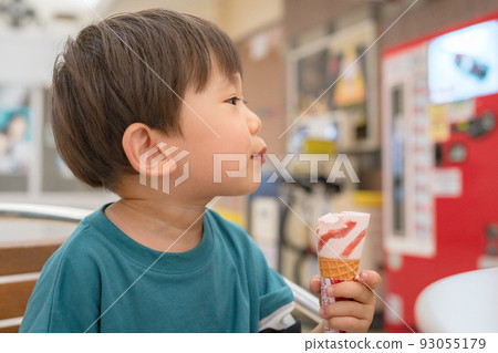 孩子們吃冰淇淋軟冰淇淋 93055179