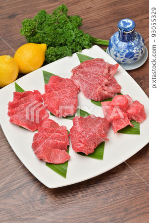 一套國產牛肉,生肉和烤肉用肉,以及烤肉的各個部分。部分細節未知。 一套國產牛肉,生肉和烤肉用肉,以及烤肉的各個部分。部分細節未知。 93055329