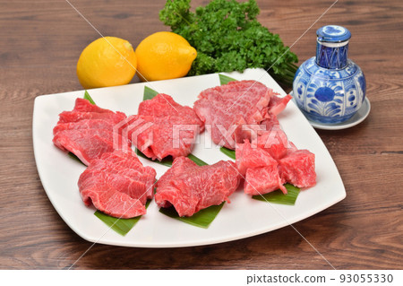 一套國產牛肉,生肉和烤肉用肉,以及烤肉的各個部分。部分細節未知。 一套國產牛肉,生肉和烤肉用肉,以及烤肉的各個部分。部分細節未知。 93055330