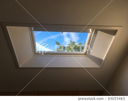 可以看到藍天的天窗 93055463