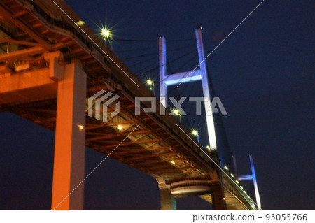 橫濱港的夜間海灣大橋 橫濱港的夜間海灣大橋 93055766
