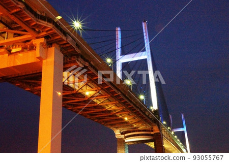 橫濱港的夜間海灣大橋 橫濱港的夜間海灣大橋 93055767