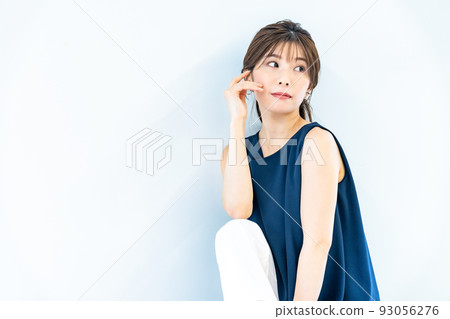 Sleeveless young woman 93056276