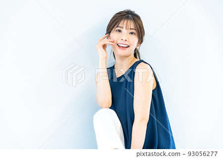 無袖的年輕女子 無袖的年輕女子 93056277