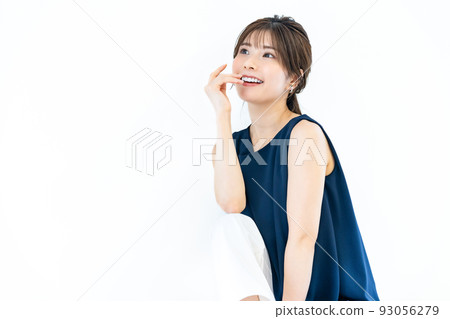 無袖的年輕女子 93056279