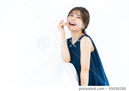 無袖的年輕女子 93056280