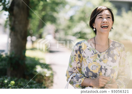 優雅的微笑夫人 50 年代女性肖像 93056321