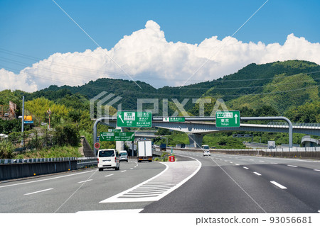 靜岡縣 在新東名高速公路的新清水路口行駛的汽車 靜岡縣 在新東名高速公路的新清水路口行駛的汽車 93056681