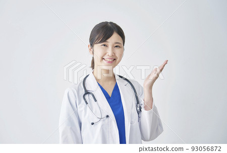 女醫生用白色背景上的手掌向右指點 93056872