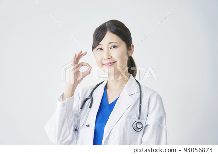 給 OK 標誌白色背景的女醫生 93056873