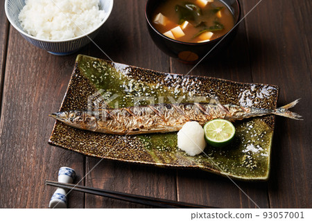 Salt-grilled saury 93057001
