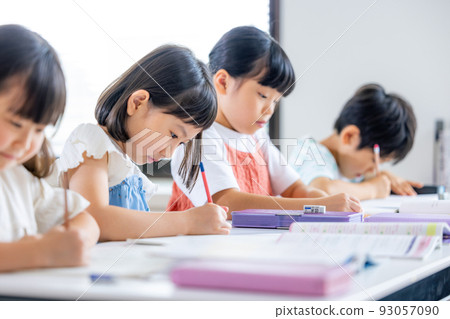 小學生上課 93057090