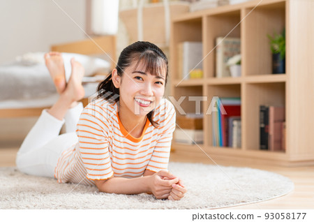 Young woman relaxing in the living room 93058177