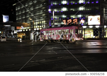 復古電車 Tosaden 穿過高知的街道 93058238