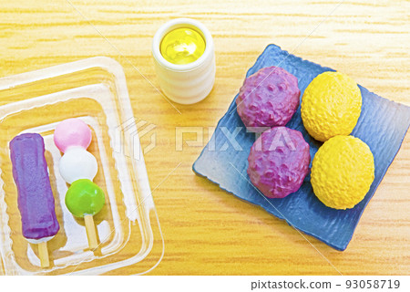 Two dumplings in a pack Miniature of kinko and red bean paste Ohagi Two dumplings in a pack Miniature of kinko and red bean paste Ohagi 93058719