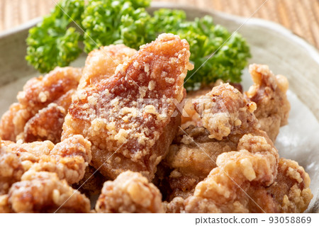 雞肉炸了。 雞肉炸了。 93058869