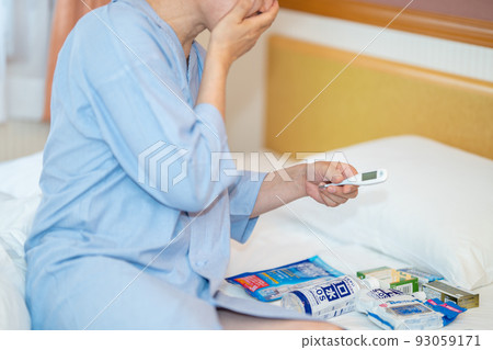 新的冠狀病毒傳染病住宿治療男性感覺不適 93059171