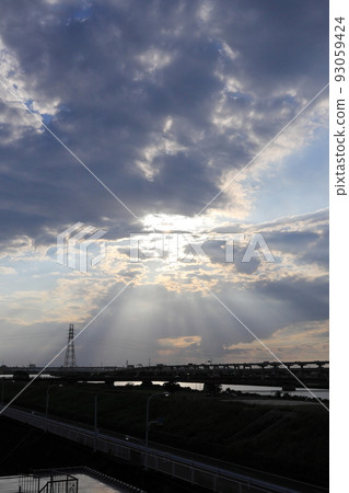 Light beams, Arakawa evening view, Nishiarai Bridge and Metropolitan Expressway Loop Line [Adachi Ward, Tokyo] 93059424