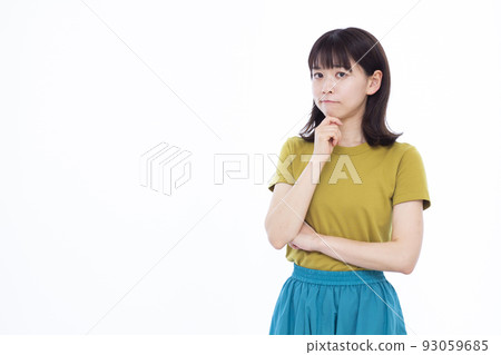 A woman in her thirties who is seriously worried 93059685