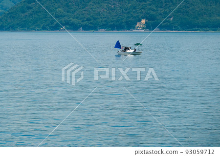 在寧靜的瀨戶內海漂浮一艘漁船 在寧靜的瀨戶內海漂浮一艘漁船 93059712