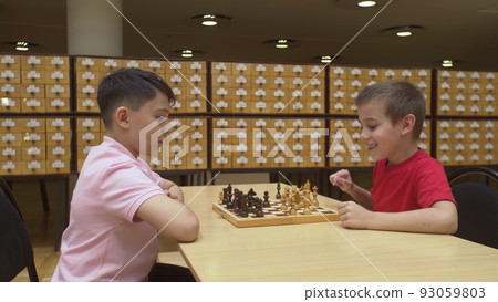 4K. Children play chess in the library 4K. Children play chess in the library 93059803