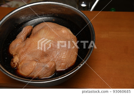 在烤箱烘烤前用蘸醬調味的聖誕派對雞 93060685