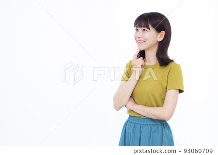 A woman in her thirties thinking with a smile 93060709