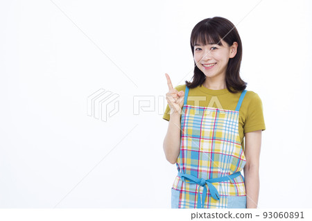 Housewife in her thirties pointing 93060891